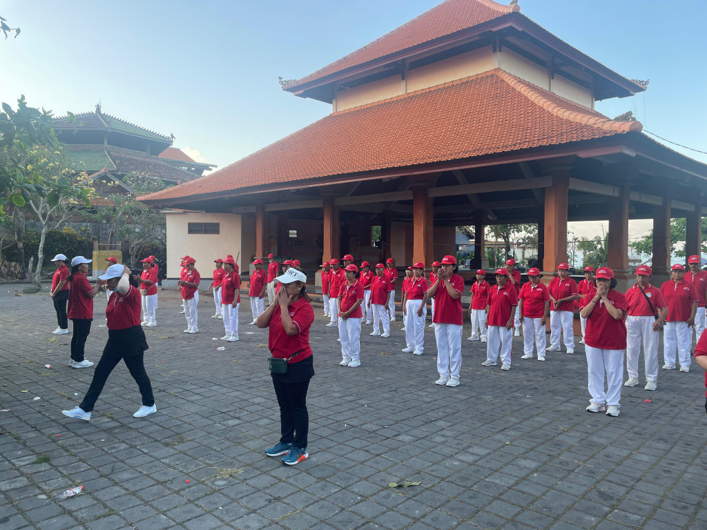 Kegiatan Lansia Wreda Satria Komala Banjar Culag Calig Di Pantai Keramat Seseh